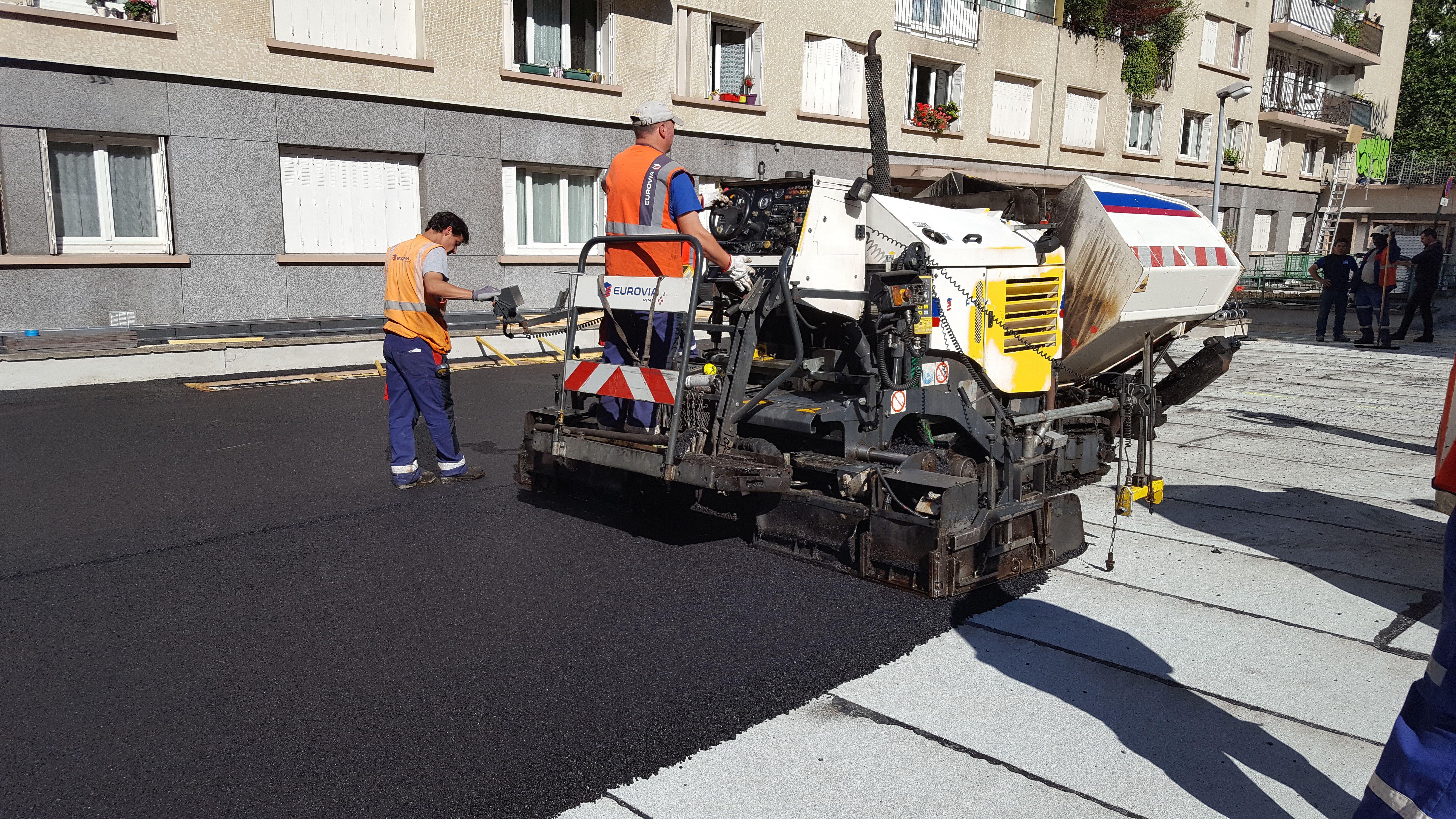 Foamglas wegensasfalt gieten voor parkeerdak