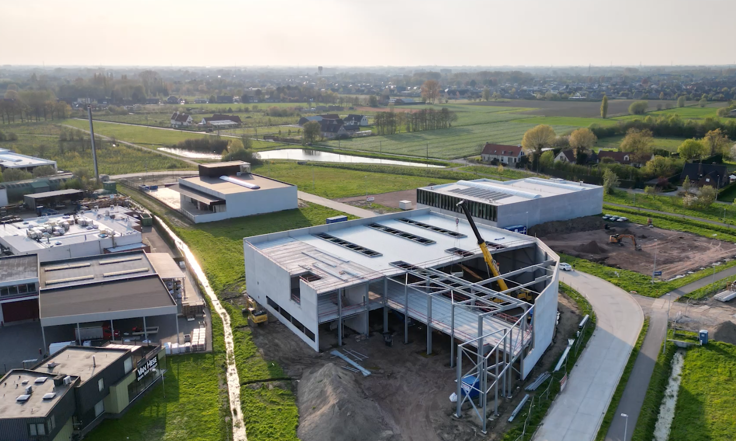 De nieuwbouw van Asphalt Equipment gezien vanuit de lucht.