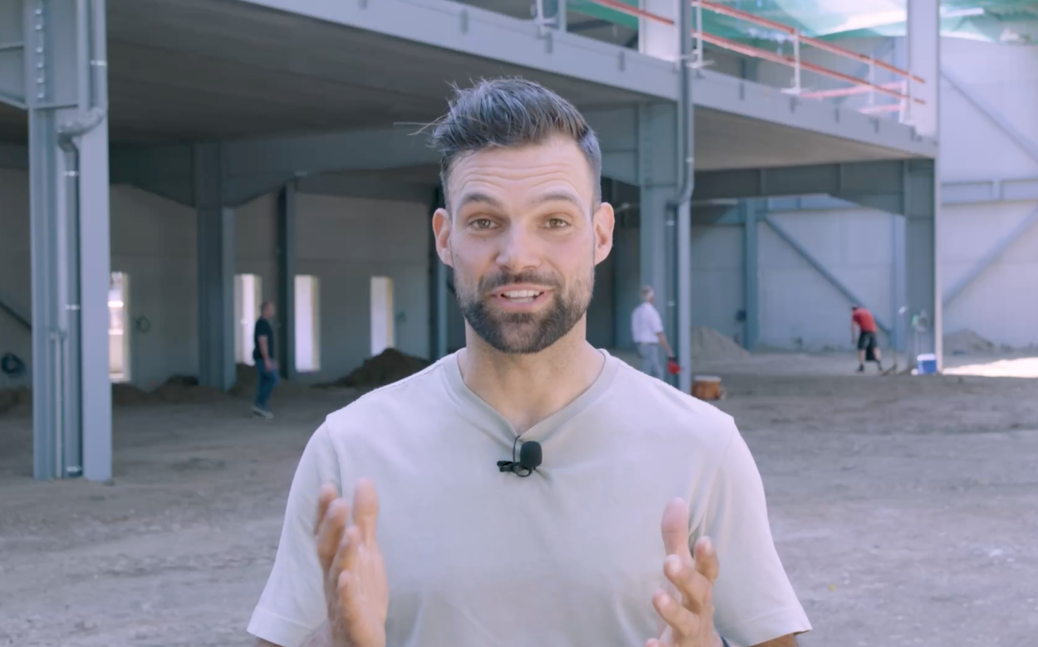 Jens De Wulf staat op de werf van de nieuwbouw