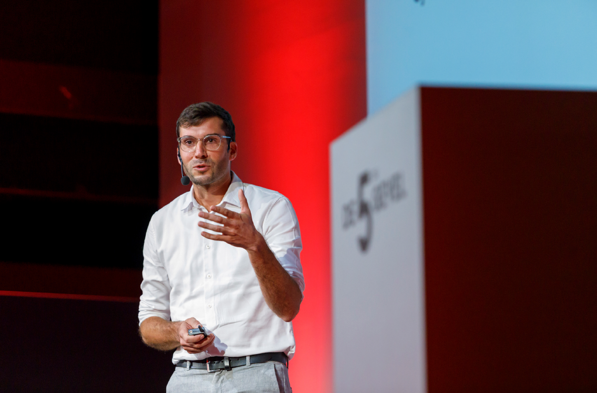 Simon Scharlaken spreekt op het event