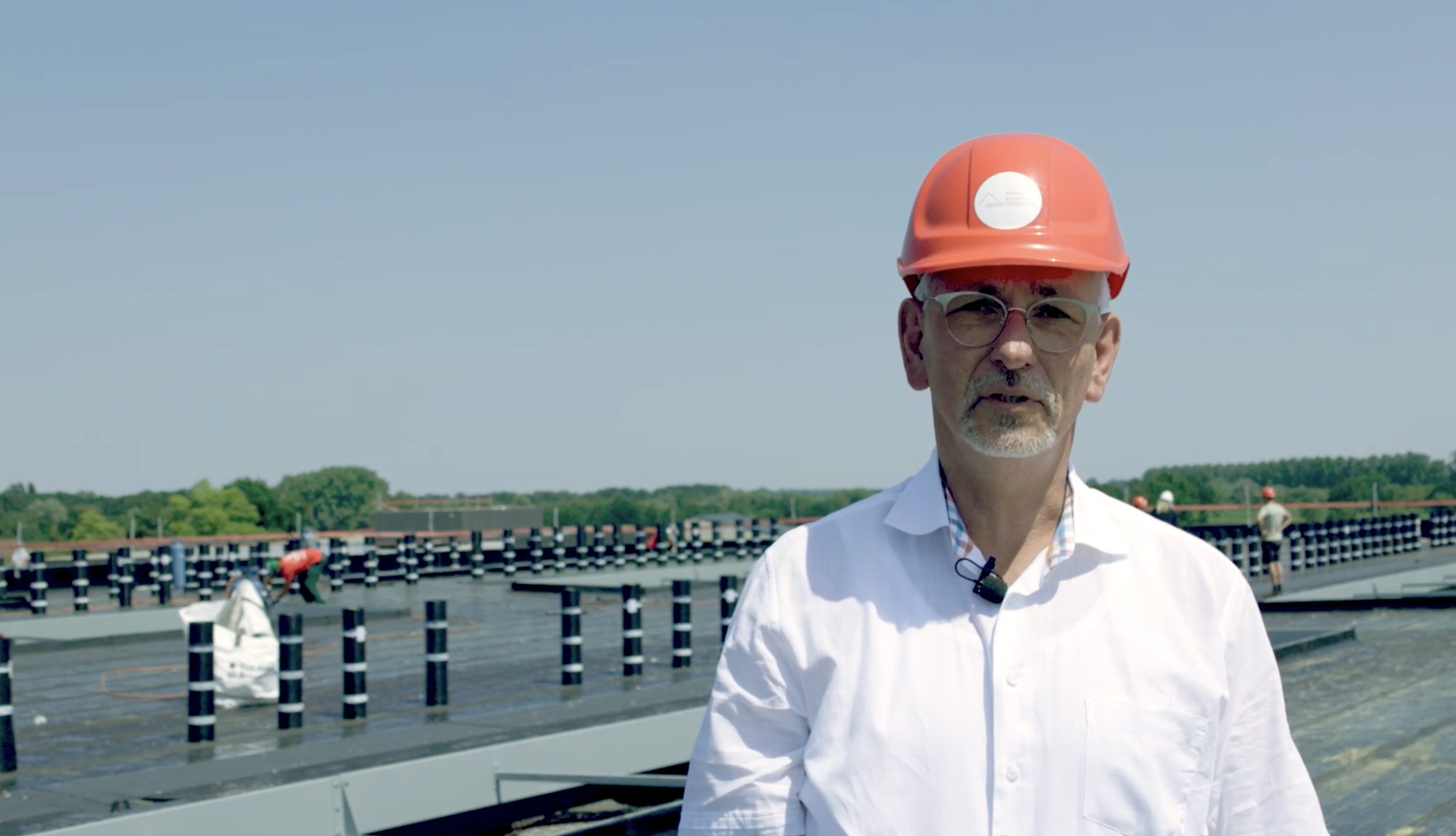 Thomas Kleingees spreekt op het dak over de jarenlange samenwerking