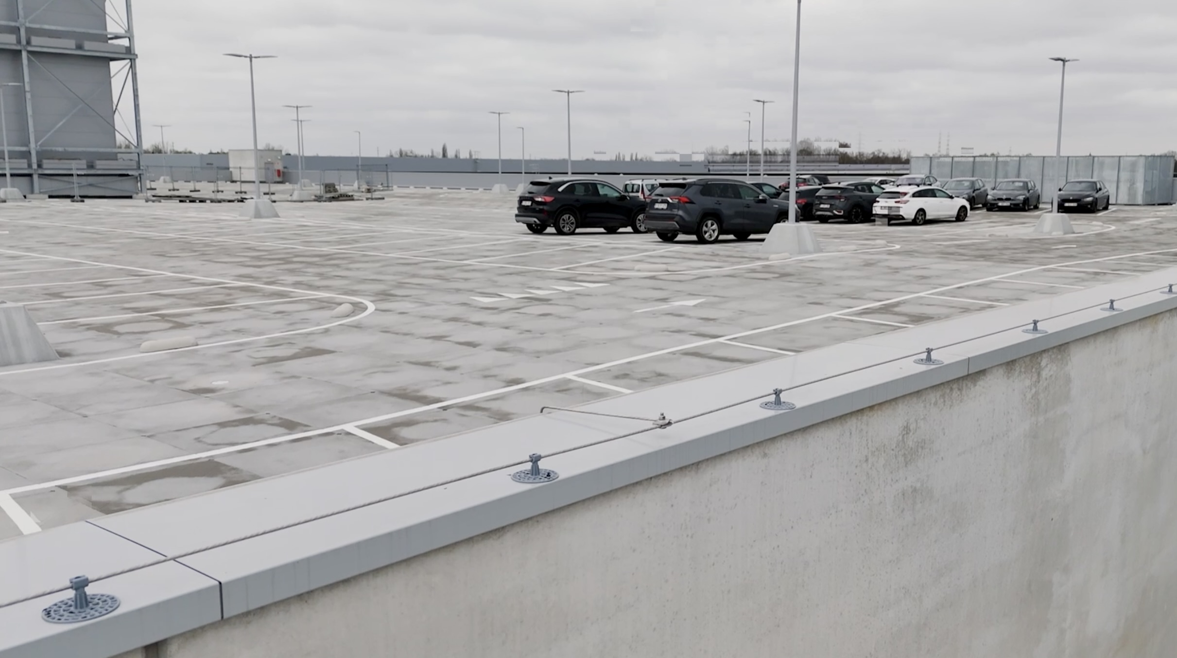 Aluminium muurkappen op dakparking Reynaers campus