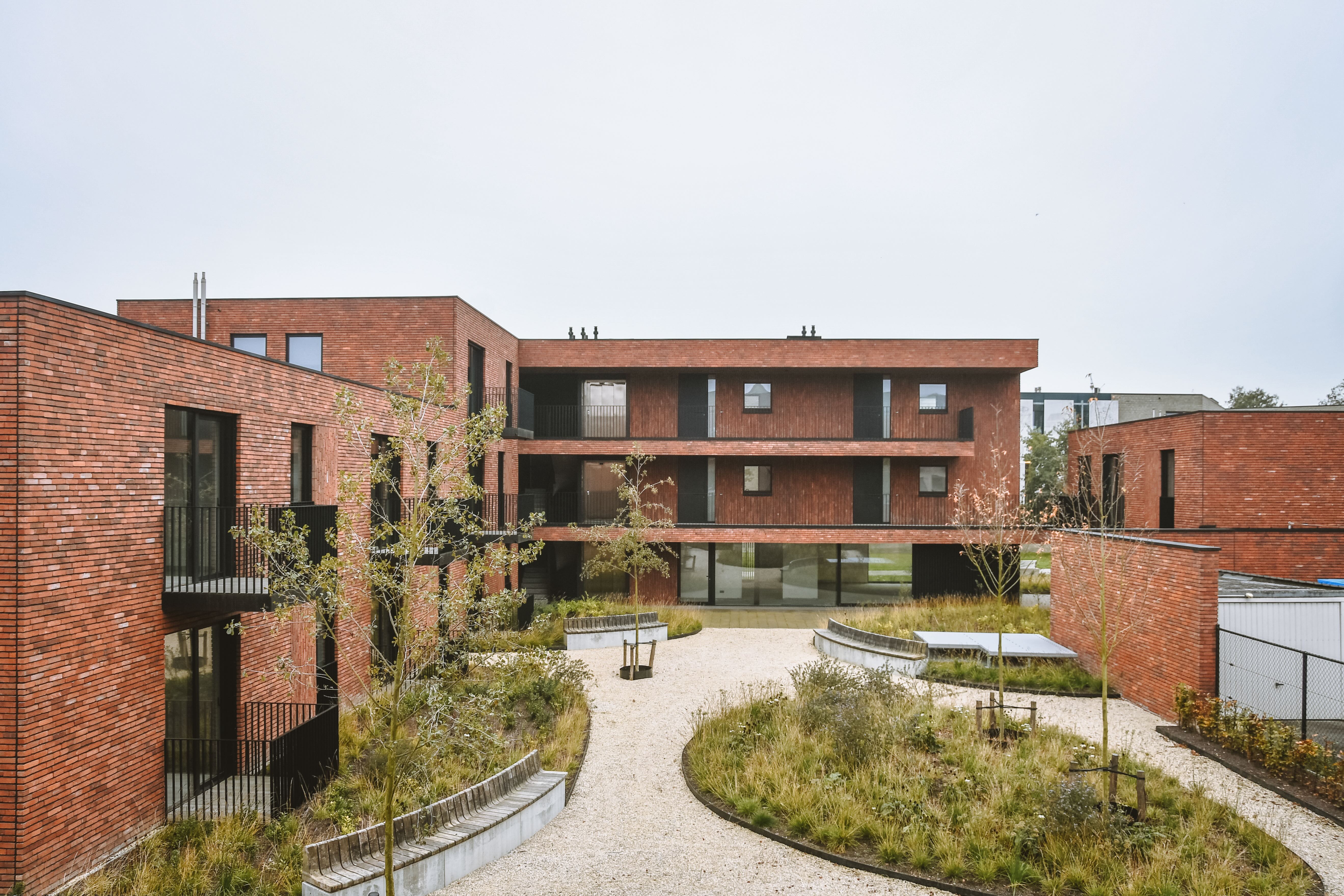 Sociaal huisvestingsproject voor senioren met groene binnentuinen