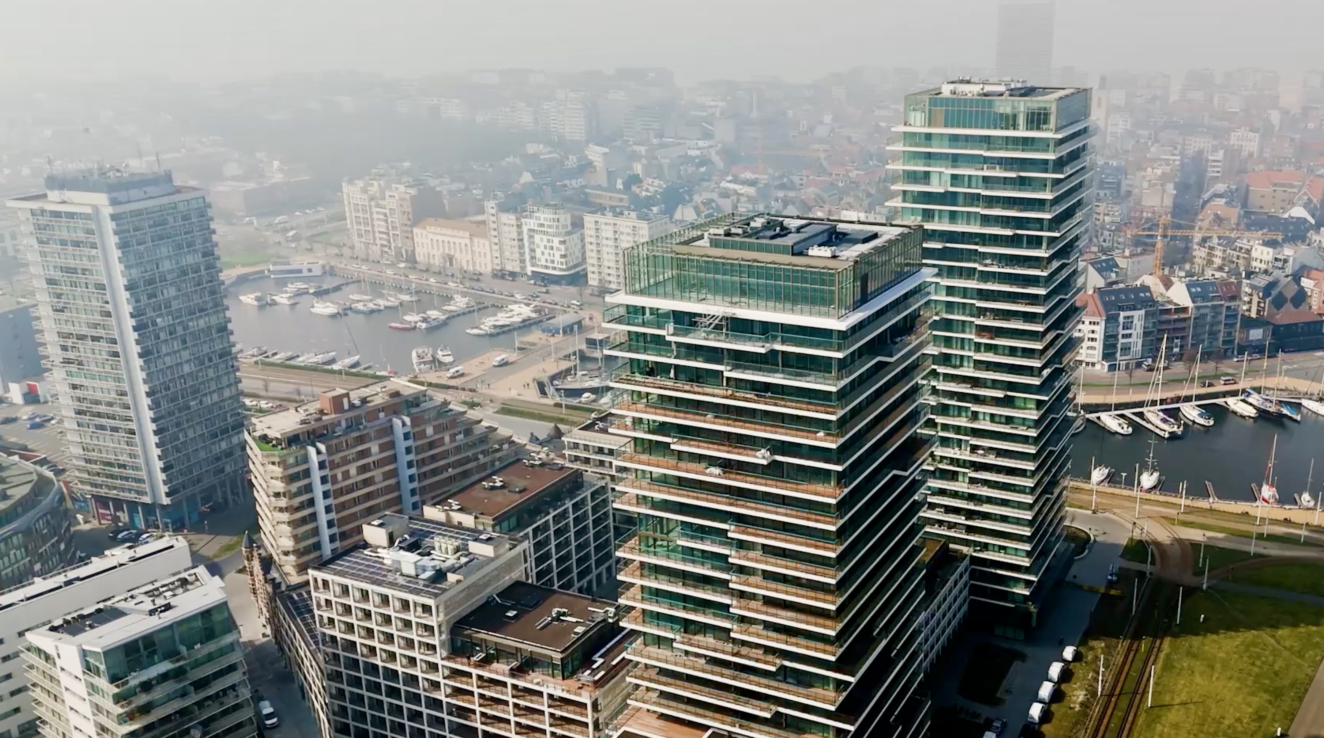 De twee hoge torens van het SKY project in Oostende